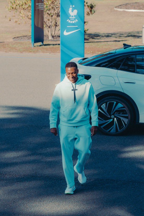 Mbappista7's tweet photo. Mbappé est arrivé à Clairefontaine avec ON 🥶💎 https://t.co/lSdWGk2Kqc