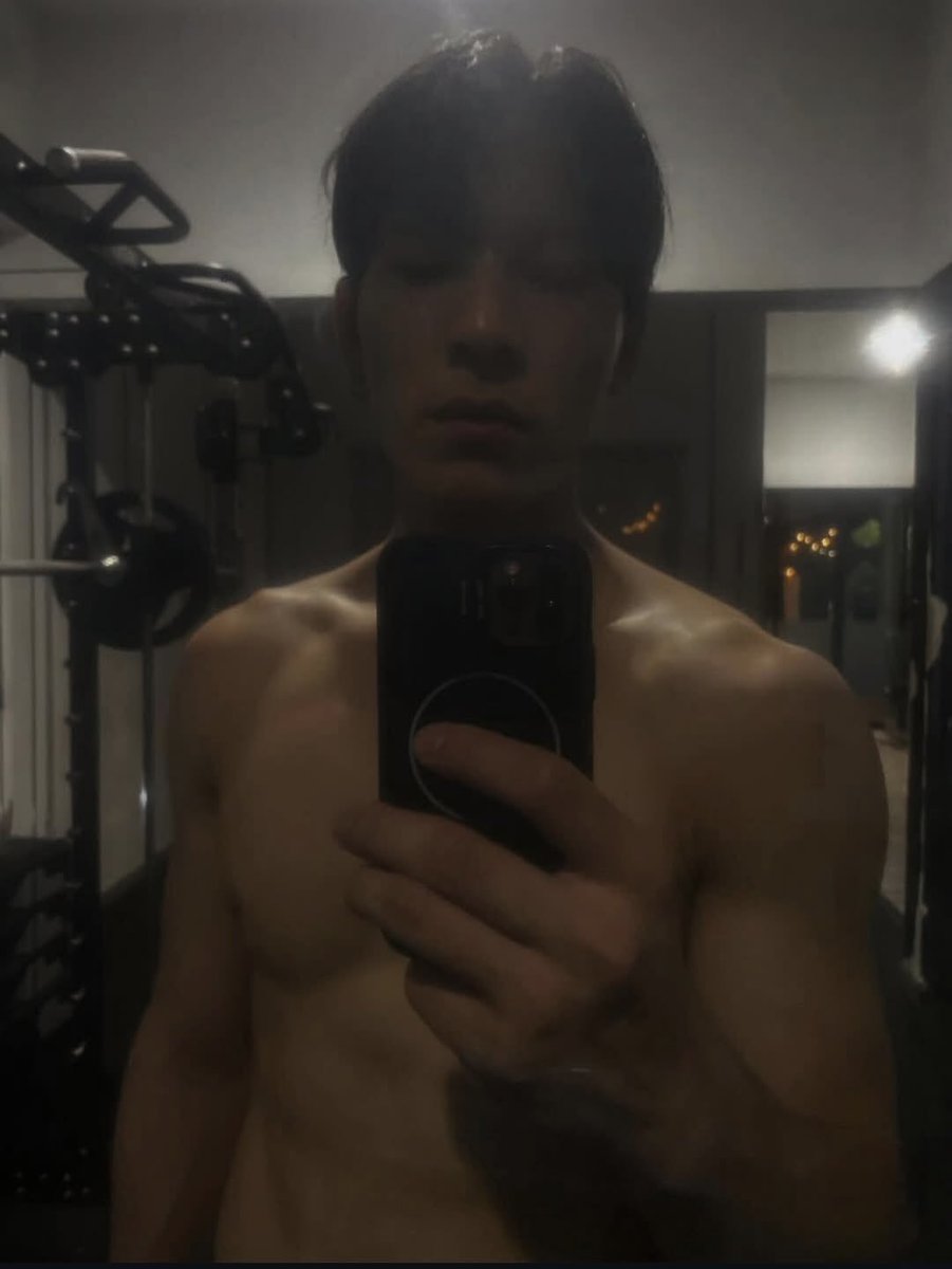masiiess's tweet photo. ล่ำบึ้ก 😳💪🏽 ไป 🏃🏽💨 ก็เท่านั้น 🤷🏽‍♀️  ไม่เห็น 👁️✖️ เขา 👱🏻‍♂️ หล่อ 👍🏽 กว่าแฟนฉัน 👇🏻 ไม่เห็น 👁️✖️ จะสักเท่าไร 😏 ไหน ❗️ใคร 👥🫵🏻 บอกคิ้วหนา 🤨 หน้าตา 👱🏻‍♂️ ก็ดี  👍🏽 รู้ไหม ❔ฉัน 🧍🏽‍♀️แอบดู 👀 กี่ที ยังไง 🤷🏽‍♀️ ก็ยัง 🤷🏽‍♀️ ไม่น่าสนใจ 🙂‍↔️🙂‍↔️/ ก็แฟน 👇🏻👇🏻 ฉันรูปหล่อ 😽 และแฟน 👇🏻👇🏻 ฉันรุ่นใหญ่ 😍 https://t.co/wQchXHgChY