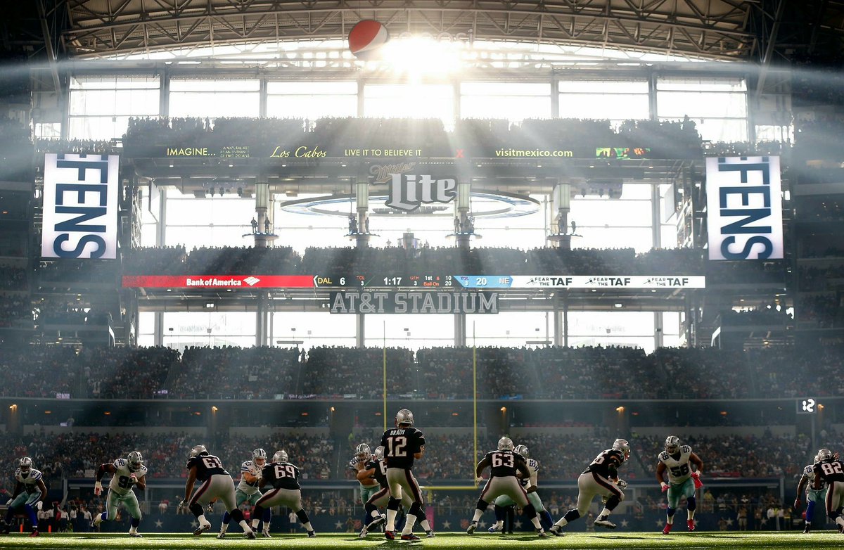 bfourthdownp's tweet photo. This shot of Brady is one of the best sports photos of all time. https://t.co/45E8eF3xbs