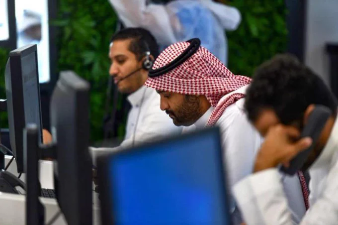 AZK_SA's tweet photo. نظام العمل السعودي:
يسمح للسعودي العمل لدى أكثر من صاحب عمل في الوقت نفسه، بشرط ألا يتجاوز مجموع الأجور المسجلة 45 ألف ريال شهريًا.

مثال:
موظف يعمل لدى شركة براتب 25 ألف ريال، 
يمكنه العمل لدى شركة أخرى براتب يصل إلى 20 ألف ريال،

ليصبح إجمالي الأجر المسجل 45 ألف ريال شهريًا. https://t.co/8Lz48BSwpr