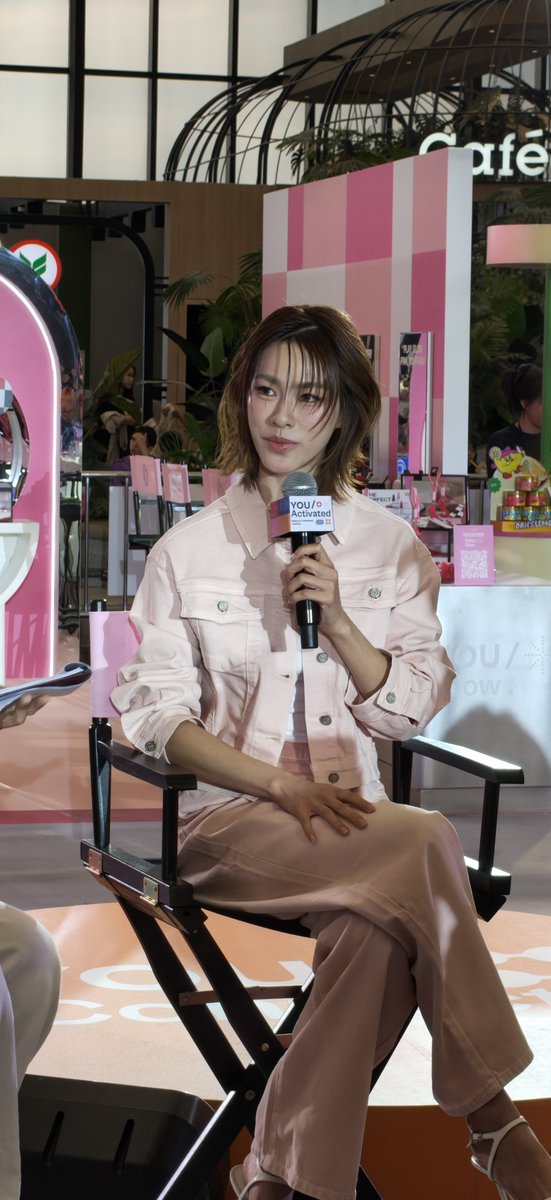 JaneChwChw's tweet photo. @13andseptem ขอบคุณมากๆนะคะ 🥺🙏  พี่เขาชื่อ
เอมี่ ทสร ร้องเพลงเก่ง เป็นนักร้องดูโอ้ riser คู่กับบอนนี่  มีซีรี่ย์ moon shadow
ทุกวันพุธ gmmtv 20.30 ค่ะ ฝาก เอมี่ด้วยนะคะ  ☺️ https://t.co/B6WhoLBHSo