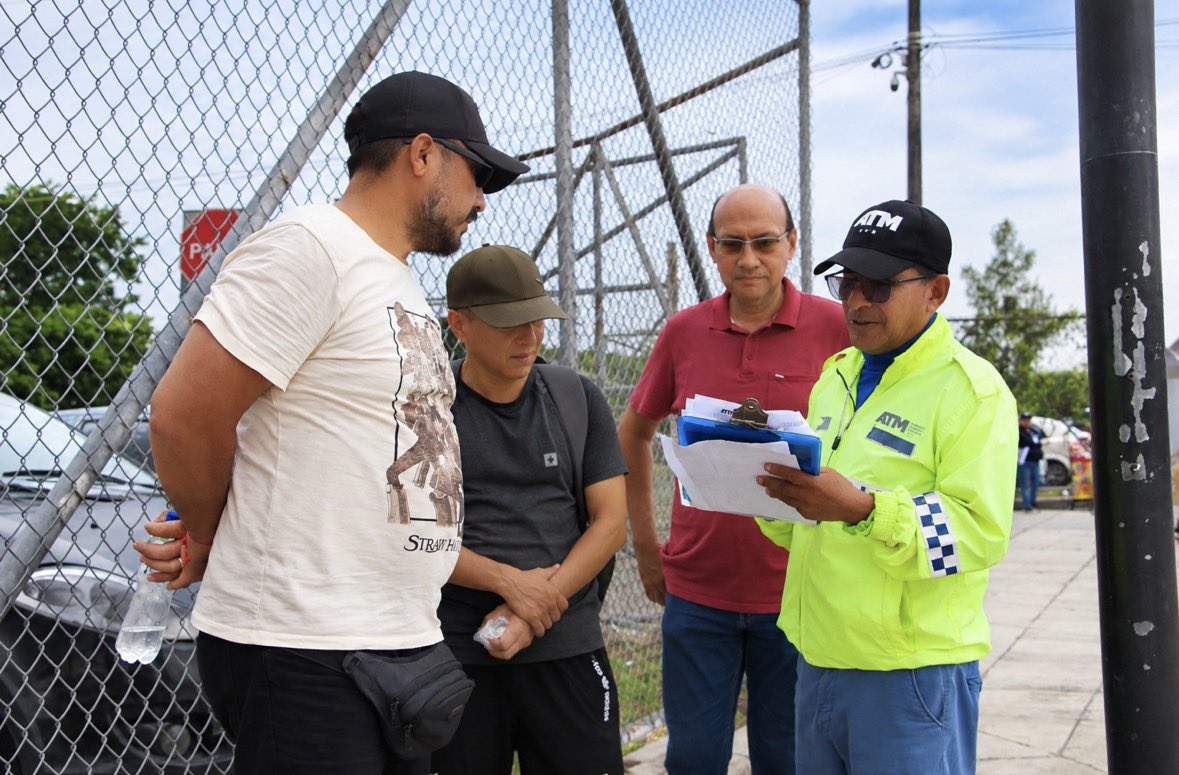 ATMGuayaquil's tweet photo. En el marco de la Semana de la Movilidad Sostenible, socializamos con la comunidad la propuesta de resaltos parabólicos para la avenida Teodoro Alvarado. 🛣️🤝
Esta iniciativa busca gestionar la velocidad y fortalecer la seguridad de peatones y conductores.

Junto a @bloombergdotorg y @global.streets (GDCI), avanzamos hacia calles más seguras para todos.

#GuayaquilNoSeDetiene
