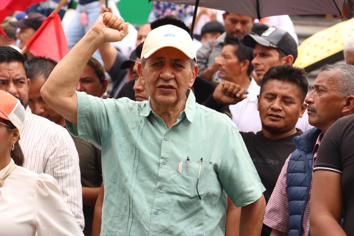 MovimientoVerP's tweet photo. Inventar delitos para frenar una movilización pacífica no solo es ilegal, es un acto de cobardía política de una administración que prefiere perseguir antes que resolver las demandas del pueblo #RepresiónPolíticaEnVeracruz https://t.co/APecLhWwQe