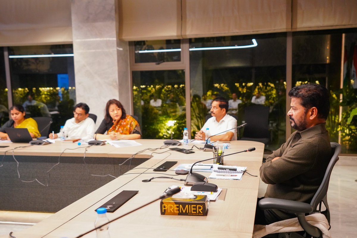Congress4TS's tweet photo. CM Revanth Reddy Reviews Warangal Super Speciality Hospital Project

ఎంసీఆర్ హెచ్‌ఆర్‌డీ బోధి పెవిలియన్‌లో వరంగల్ సూపర్ స్పెషాలిటీ హాస్పిటల్‌పై ముఖ్యమంత్రి శ్రీ రేవంత్ రెడ్డి గారు సమీక్ష నిర్వహించారు

#RevanthReddy #WarangalSuperSpecialityHospital #Telangana https://t.co/Zj2yYjRPRZ
