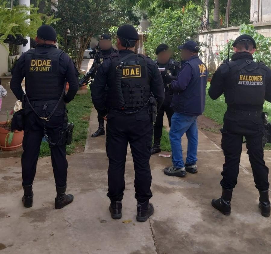 PNCdeGuatemala's tweet photo. Lanzagranadas, fusiles con silenciador, subametralladora, pistola, tolvas, municiones, y posibles explosivos, es lo que de forma preliminar han encontrado investigadores de la #PNC y de la #DIDAE junto al #MP en un allanamiento en Santo Domingo Xenacoj, Sacatepéquez
Se ampliará https://t.co/mY8j0C61bd