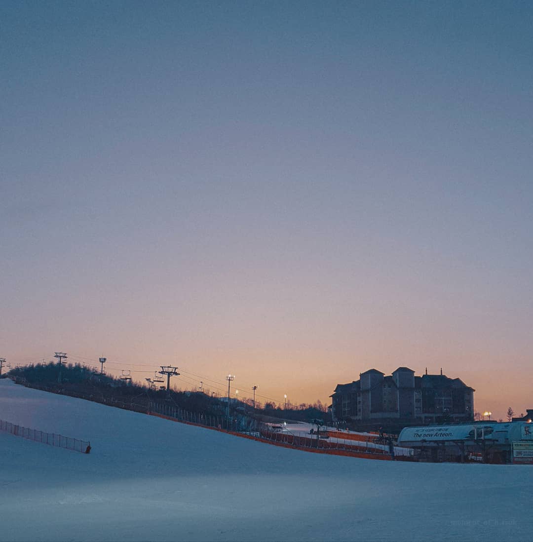 abigailmar2mcb's tweet photo. Are you having a pleasant start to the weekend? I got caught up with things, so this upload is late. Today, I chose a photo from last winter. I imagine the ski resort looks like this now—beautiful sunset, but almost completely empty. Cases keep https://t.co/g6fuiUZ3zS