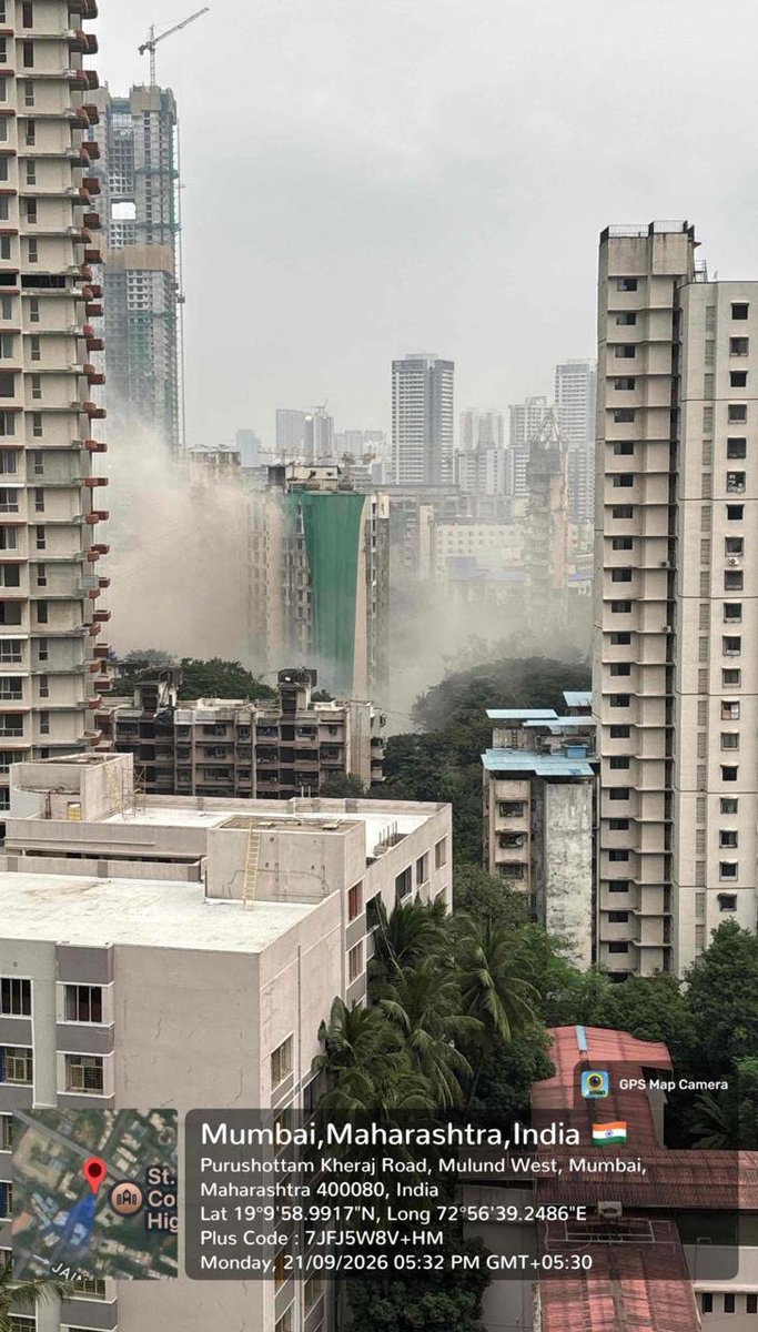 jskeshriya's tweet photo. No #safety precautions taken by #Builder Narang Realty during the #demolition of Indraprastha complex, #Mulund west.
Only one green curtain is put up for namesake… jaise public par ahsan kiya ho
Kahan hai #Mulund T ward ke adhikari ?
#AQI ki aisi ki taisi 😡 https://t.co/JMy4oxQZq0