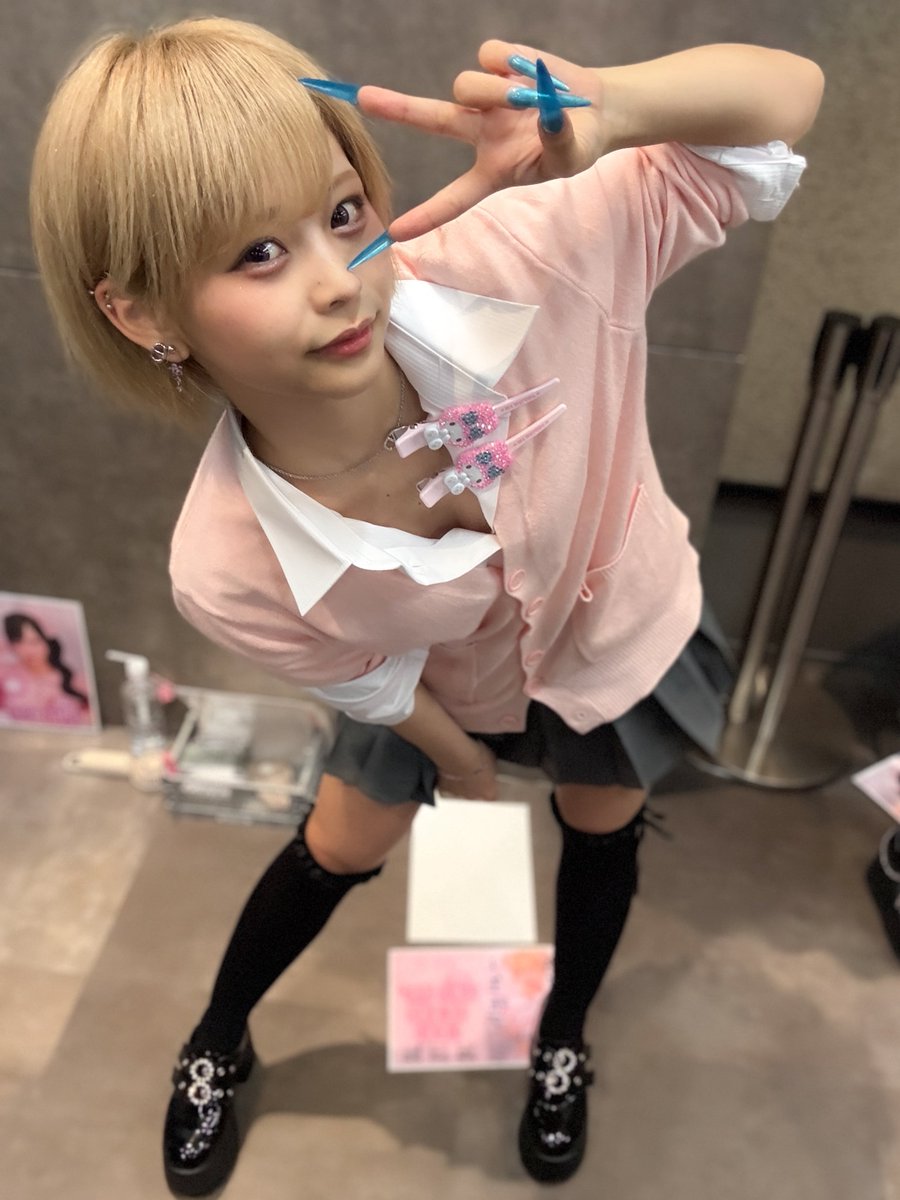QNanchara's tweet photo. ももちゃん1部と2部
至極のギャルと派手髪セーラー陰キャどっちもかわいい
#ﾓﾓぢーっとみつめて https://t.co/wmciV1MgER
