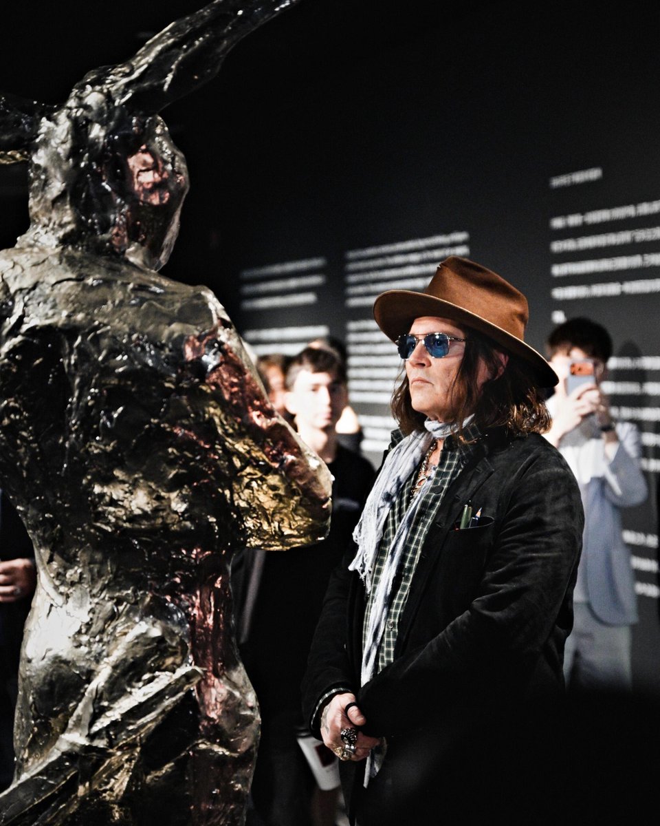 Marussia15's tweet photo. Johnny in Shanghai🇨🇳
#JohnnyDepp https://t.co/M7cmPVvZOW