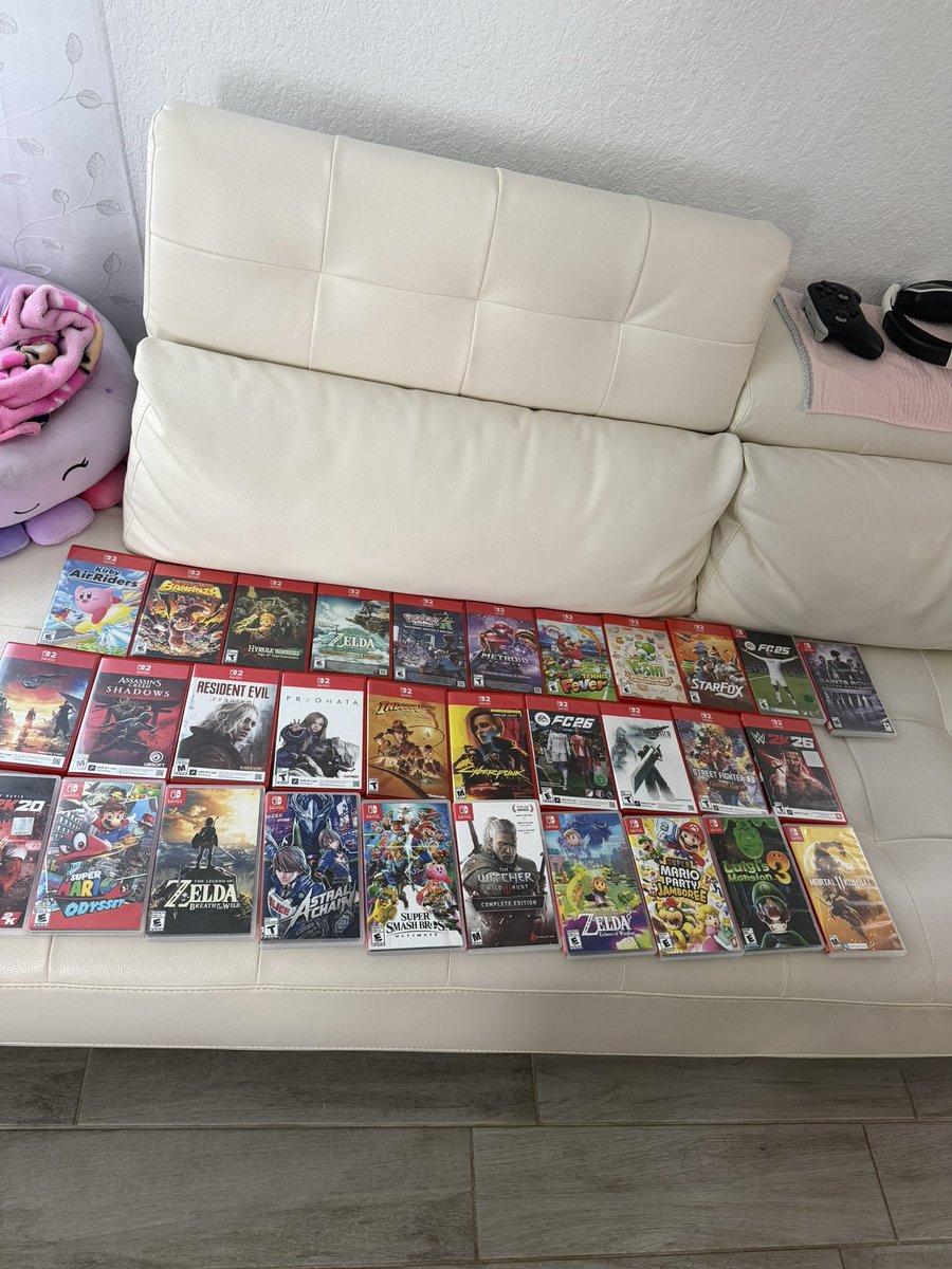 BagoGarcia's tweet photo. @krizthianov @astotopo @SLINK2750 @analistadebits Creo que mi realidad es diferente , me gusta la switch 2 para jugar third últimamente , y curiosamente la switch 1 la tenía de secundaria teniendo mi play 5 como principal , hasta que me cansé de Sony , ahora switch 2 ocupa el trono de mi tiempo principal https://t.co/gu9Xtnfc5B