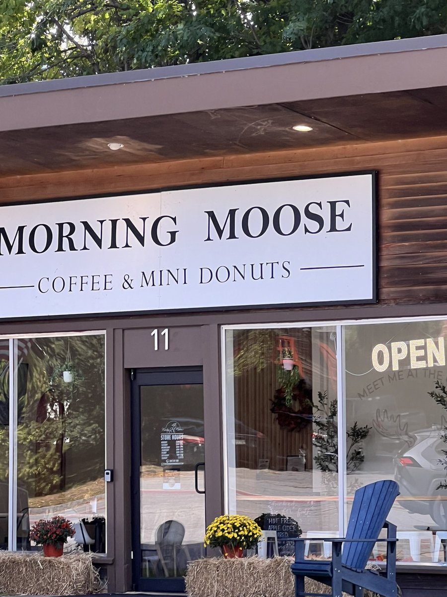 Katladykris's tweet photo. @LarssssBe @stora_norrland no.. they just run donut shops and make coffee in my town ;) https://t.co/2HqICpY5yp