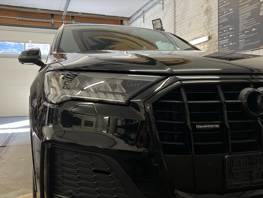 YuonneSimpzg's tweet photo. Black paint looks stunning but demands special care. This Audi Q7 received a one-step paint correction, a 5-year ceramic coating, and a full interior detailing. Judge the results for yourself. https://t.co/FtfgN4nxCe