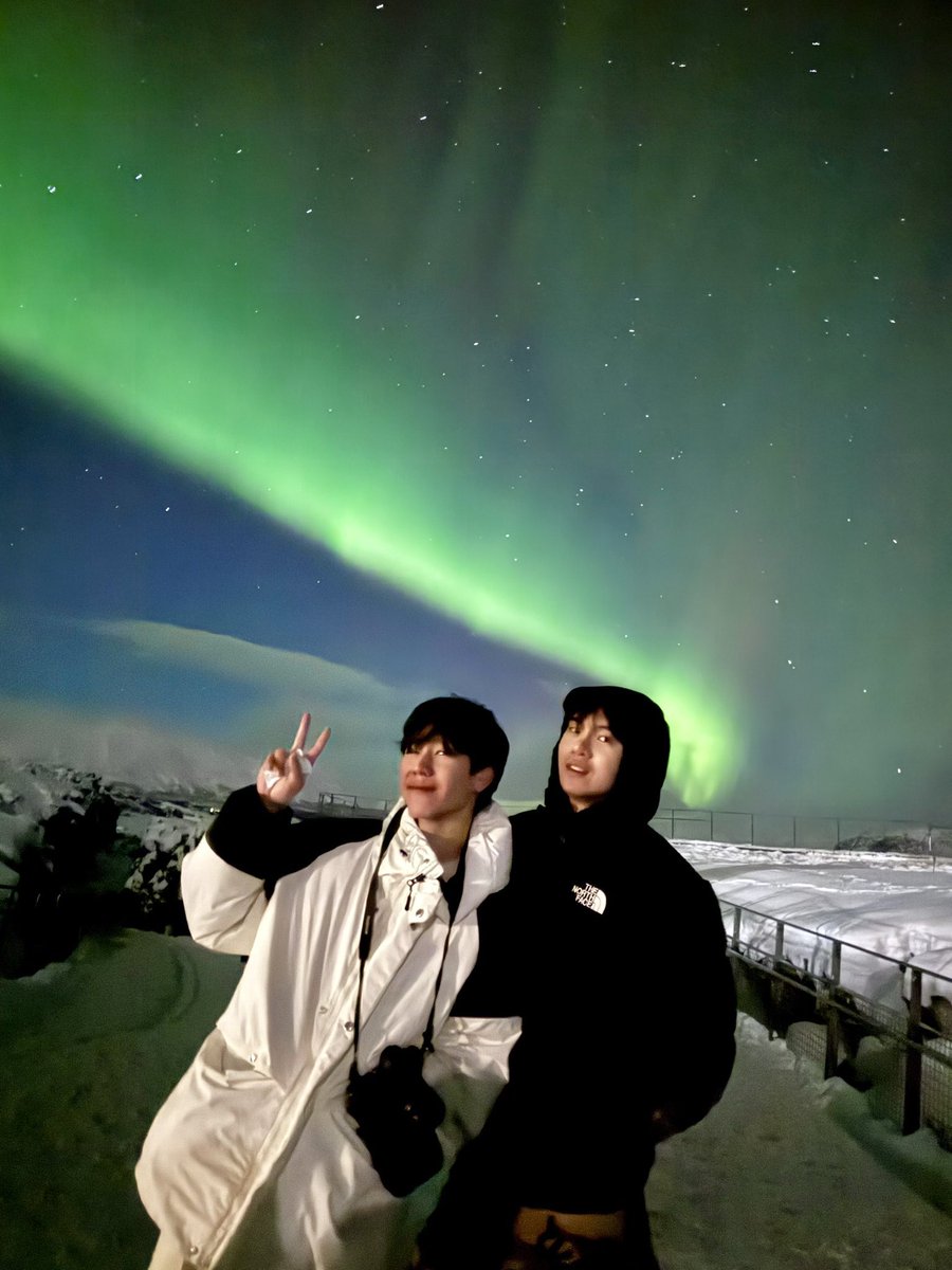wanaratblessme's tweet photo. ถ้าให้ย้อนกลับไปแปดปี ภาพหยิ่นวอร์ภาพไหนที่มันจะย้อนกลับมาภาพแรก ?

พี่วอร์ : Iceland ผมนึกถึงการไปเที่ยวกับเค้า แสงเหนือครั้งแรกกับเค้า (หยิ่น)

#DearMyselfxYinWar #หยิ่นวอร์ https://t.co/XDLX4rKgyY