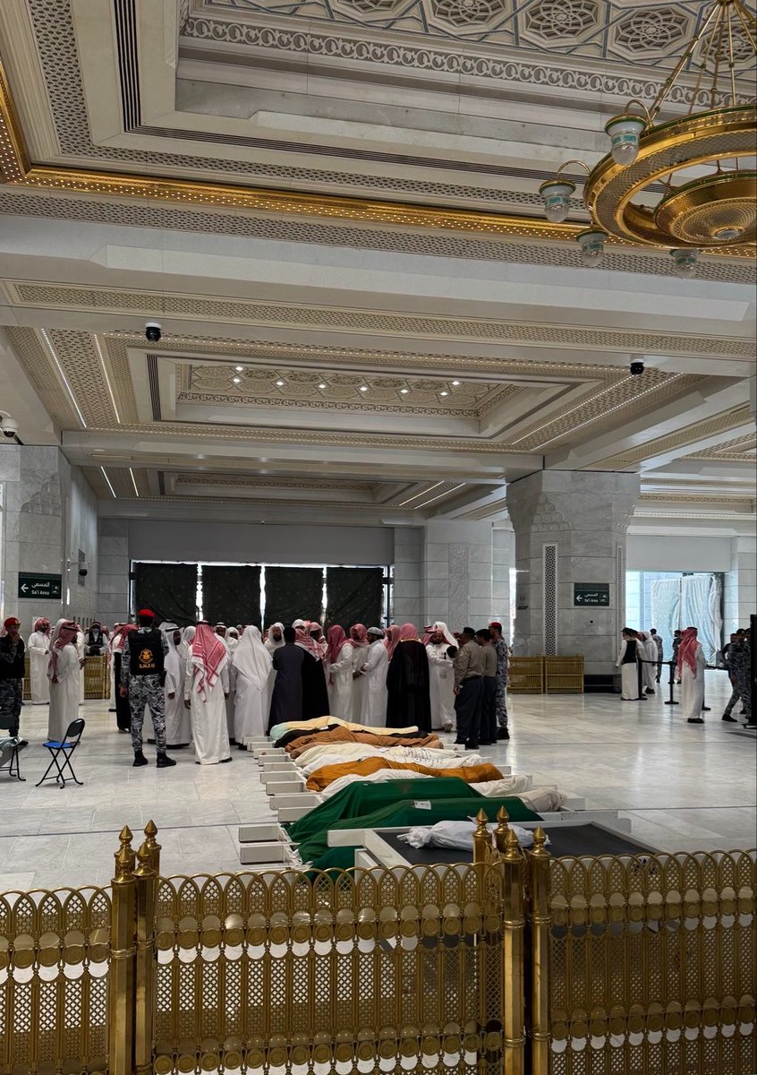 ax1ii's tweet photo. في لحظة تتساوى فيها النفوس وتتلاشى عندها المسميات … ولا يبقى للإنسان إلا ما قدّم لآخرته ، صورة جنائز الحرم اليوم و بينهم شهداء الوطن و أبطال الحد الجنوبي و مؤذن الحرم المكي و طفل .

الله يغفر لهم ويرحمهم https://t.co/ufPazwdzOp
