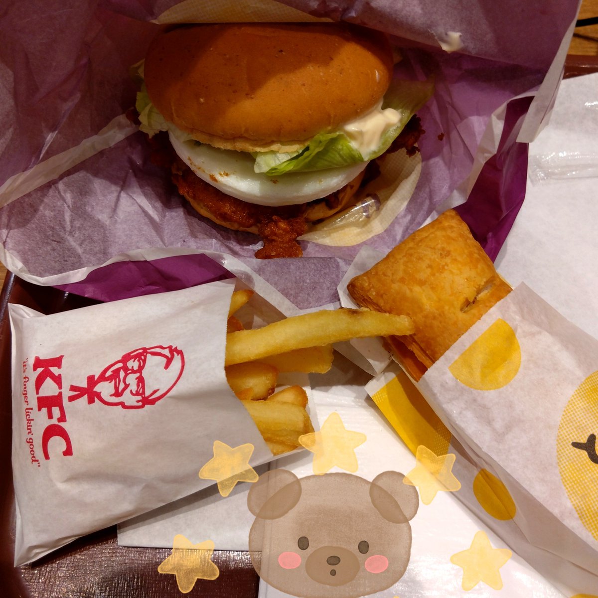 haniids's tweet photo. ケンタッキーに行ったよ🎑
とろ～り月見フィレバーガー
おもちと濃厚カスタードの月見パイ
めっちゃおいち♥️ https://t.co/f7faafh4W2