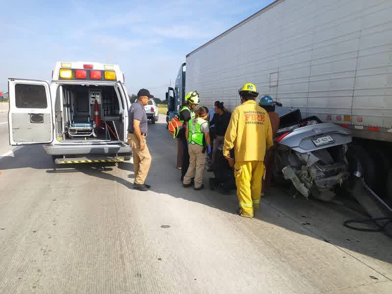 RRNoticiasqro's tweet photo. Accidente vehicular entre un tráiler y un vehículo particular sobre la carretera 57 a la altura del puente de Sauz en dirección a Qro
#Qro #qromx #accidente https://t.co/1dNOIObw6u
