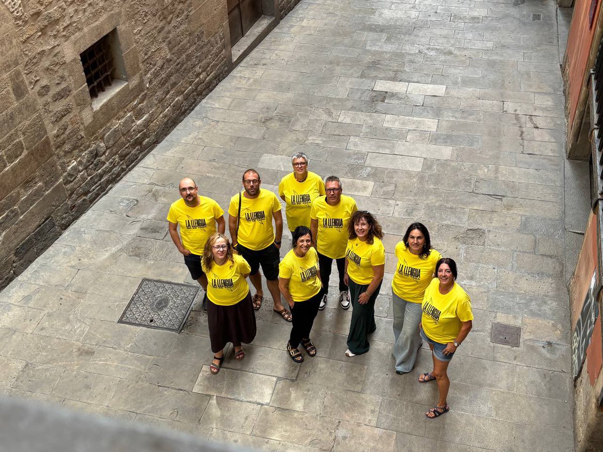 llenguacat_CAT's tweet photo. 🔥 Impulsem un manifest per defensar el català a l'escola enfront dels atacs judicials i instem els sindicats a incorporar la llengua a les negociacions amb Educació.

El manifest l'hem compartit aquest matí amb els sindicats. Signa aquí 👉
https://t.co/seL4dltoSi https://t.co/H2SiFlazr4