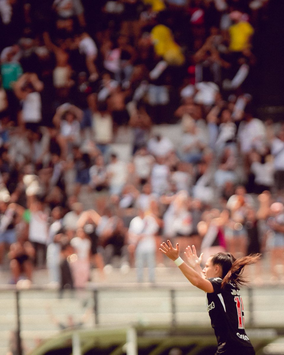gisellycorreab_'s tweet photo. Simone Lourenço, coordenadora do Vasco, sobre a presença da torcida em São Januário no título da Série A2 Feminina: "Eles são muito importantes e a gente vai continuar trabalhando para trazer muitas alegrias, como eu prometi no começo do ano, porque eles merecem. Eles têm uma energia, uma presença, uma confiança que a gente não pode falhar. Esse é meu sentimento. A gente não pode deixar eles na mão (...) me comprometo com eles a continuar honrando quem eles são. A história do Vasco é gigante, inclusive no feminino. Quando eu vejo as pioneiras, eu falo: ‘Gente, que peso’. Mas que honra ao mesmo tempo. O Vasco é gigante, tem essa diferença, porque tem uma história, uma energia, um clima amigável, familiar. Nossa, eu sou apaixonada por isso aqui", disse.

Leia na íntegra: https://t.co/i6nP1SUeHq