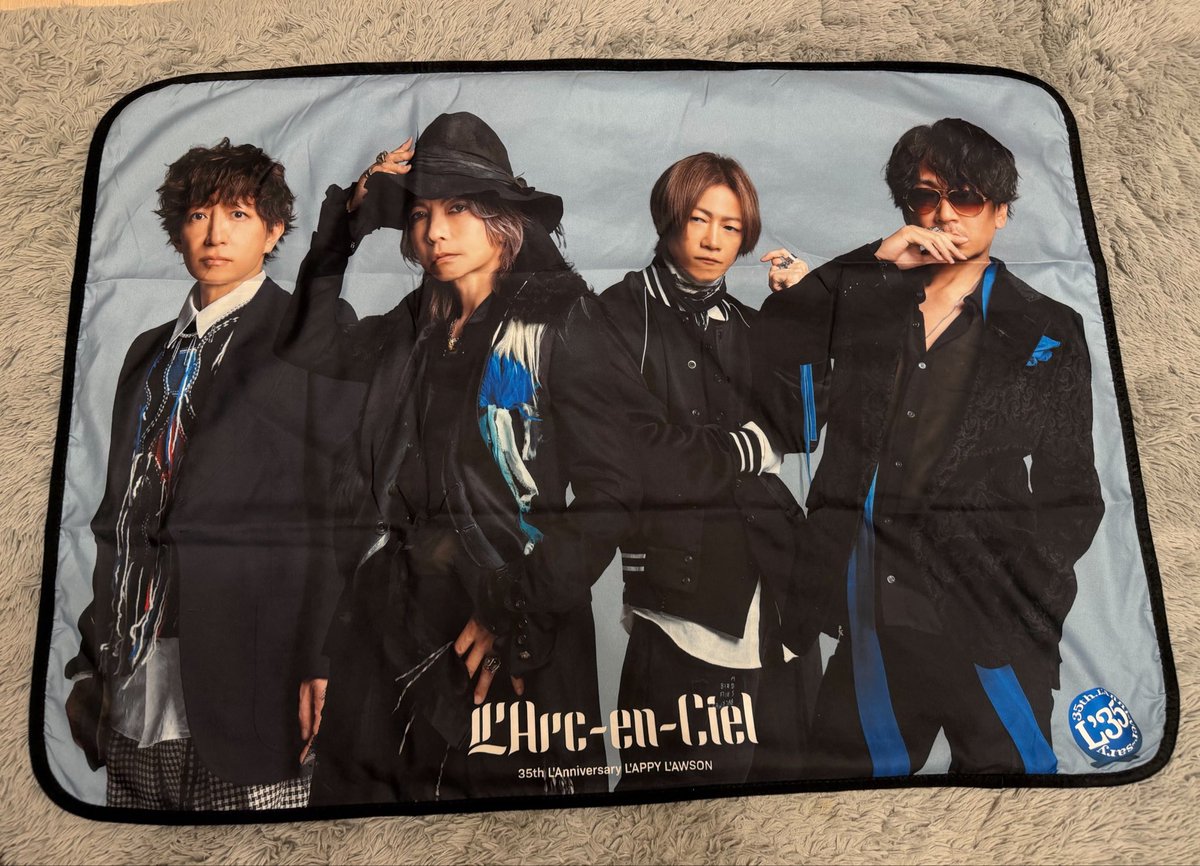 from_rmo's tweet photo. ラルクのエンタメくじ‼️
0時前からローソン待機して…

個数制限ないし、ライバルいないし
お店の人に全部買ってもokって言われたので、全部買ってしまった😂♥️✨✨

全種類欲しかったし、絶っっっ対ラスワンのブランケット欲しかったんだもん😭♥️♥️
買えて良かった😭✨✨

🚕で帰って開封の儀した🥺✨ https://t.co/JzGpRqD56E