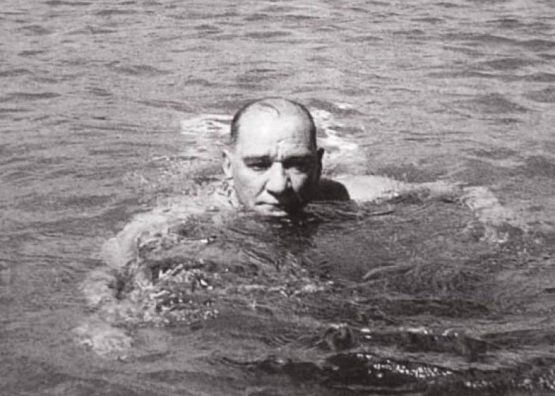 TarihteOan's tweet photo. Gazi Mustafa Kemal Atatürk, Florya sahilinde yüzerken. https://t.co/Xpxd4lESp4