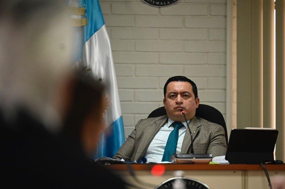 PrensaComunitar's tweet photo. #Ahora 🚨Claudia González pide investigar al juez Jimi Bremer

La abogada presentó una solicitud para retirar la inmunidad al juez y señala que pudo cometer los delitos de prevaricato, abuso de autoridad, incumplimiento de deberes, retardo malicioso y denegación de justicia. Un informe de la ONU reconoció la detención arbitraria de la exmandataria de la CICIG, quien fue sometida a encarcelamiento y a un proceso penal que continúa activo.

📷Archivo PC