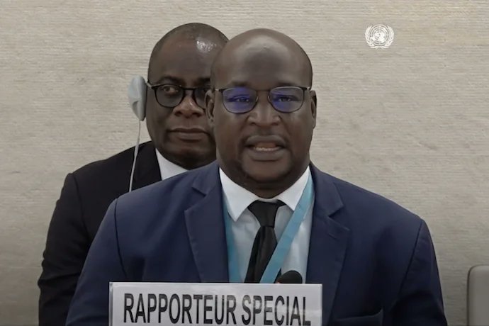 FOCODE_'s tweet photo. #Burundi 2027 : « La crise électorale se prépare déjà », alerte le rapporteur de l’#ONU

#FocodeMagazine | 19 septembre 2026

Au Palais des Nations, vendredi 18 septembre, Fortuné Gaétan Zongo a dressé un constat sévère : la présidentielle de mai 2027 se prépare dans un climat d’exclusion politique, de violences et d’intimidation. Pour le rapporteur spécial, attendre le jour du scrutin pour réagir serait attendre trop longtemps.

À Genève, le calendrier électoral ne rassure pas Fortuné Gaétan Zongo. Mai 2027 paraît encore loin ; les dangers, eux, sont déjà là. Devant le Conseil des droits de l’homme, lors du dialogue interactif consacré au Burundi, le rapporteur spécial des Nations unies lance cet avertissement : « La fenêtre de prévention reste ouverte, mais elle se referme rapidement. » Depuis 2022, précise-t-il, le gouvernement burundais ne coopère pas avec son mandat.

Zongo énumère quatre signaux d’alerte. Le premier est politique. Aux législatives de 2025, le CNDD-FDD a obtenu 96,5 % des voix et remporté les 100 sièges. Le deuxième concerne les règles du prochain scrutin : frais de candidature présidentielle prohibitifs, délai de deux ans imposé à une personne quittant un parti avant de pouvoir se présenter comme indépendante. À ses yeux, ces restrictions risquent d’éliminer des concurrents crédibles avant même l’ouverture de la campagne.

Le troisième signal est plus sombre encore. D’après les informations recueillies par son mandat, 402 personnes ont perdu la vie en 2025 et 182 au premier semestre de 2026. Durant ces dix-huit mois, 80 personnes ont été enlevées ou ont disparu. Le rapporteur évoque des violations qui seraient imputables notamment au Service national de renseignement, à la police et aux Imbonerakure. Il s’inquiète de la surveillance et de l’intimidation exercées, selon plusieurs sources, par ces derniers. Un électeur peut-il choisir librement sous une telle pression ? C’est la question qu’il pose aux États réunis à Genève.

Quatrième signal : le risque de retrouver les mêmes ressorts de violence et d’impunité qu’autour des scrutins de 2015, 2020 et 2025. Zongo y ajoute la fermeture de l’espace civique, l’autocensure, la précarité économique et les tensions régionales. Les rapatriements accélérés depuis la Tanzanie pourraient, prévient-il, raviver des griefs non résolus.

Le rapporteur relève néanmoins la libération des journalistes Kenny Claude Nduwimana et Sandra Muhoza. Cette décision prouve, estime-t-il, qu’une volonté politique peut changer la donne. Il appelle à rouvrir la compétition, à enquêter sur les violations alléguées et à accepter une observation électorale internationale indépendante.

Son dernier mot est une mise en demeure : « Les facteurs de risque sont documentés. Les mesures de prévention sont connues. » Pour Zongo, le temps de les appliquer, c’est maintenant. #HRC63 #Geneva

#FocodeMagazine — Les faits au-delà des discours 
 
La Rédaction
