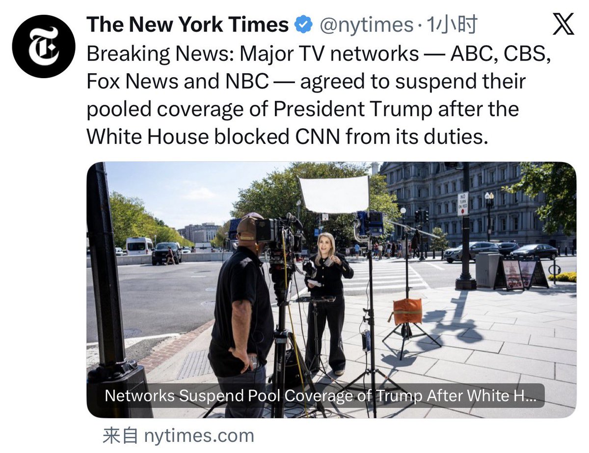 laozhouhengmei's tweet photo. 突发：川普禁止 CNN 进入白宫采访后，白宫电视记者���的全部五家电视台——ABC、CBS、CNN、NBC和福克斯新闻（Fox News）—— 刚刚宣布，即刻暂停对特朗普所有公开活动的记者团采访，而且不会安排其他电视台顶替。

几家电视台在联合声明中表示：

“公众有权获得关于政府的准确、独立信息，这对公共利益至关重要。任何一届政府，都不应该仅仅因为不满某家新闻机构的报道，就限制其采访权。”

看到吧，即便是极右的福克斯新闻，也是有底线的。但川老贼却厚颜无耻、毫无底线、令人作呕。真是美国有史以来最大的耻辱。