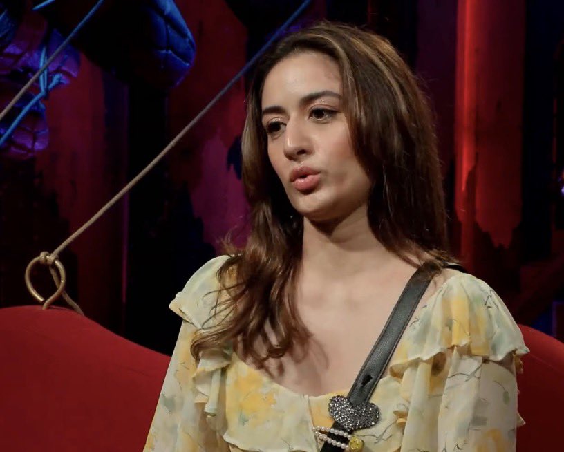 savagebutsassy's tweet photo. For the first time i liked #UditiSingh
She is a good friend to Qazi and atleast she was loyal to her people
She saved #QaziToukeer -she also realised ppl were going to go against him and he may not be saved
I wish she hadnt pointed out qazi for touching else shes ok
#biggboss20 https://t.co/ZRTg0lEZcs