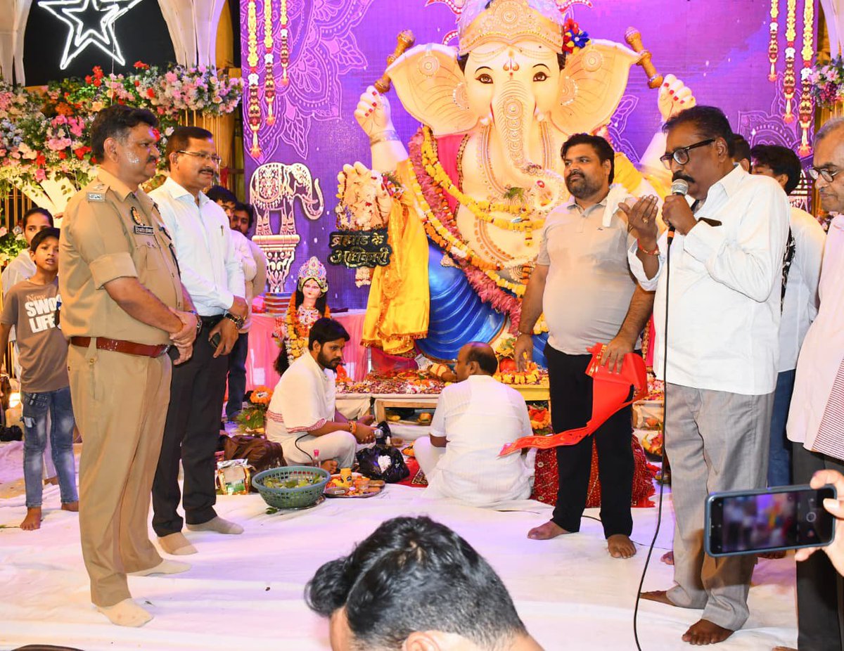 GlobalNewslndia's tweet photo. गणेश विसर्जन को लेकर बहराइच प���रशासन अलर्ट 🚨

DM राजेश कुमार पाण्डेय और SP विश्वजीत श्रीवास्तव ने नगर में पैदल गश्त कर सुरक्षा व्यवस्था परखी। प्रमुख पंडालों का निरीक्षण कर अधिकारियों को शांति और सुरक्षा के निर्देश दिए।
 #GaneshUtsav2026 #UPPolice @bahraichpolice @DMBahraich https://t.co/Wvg8EenAZ9