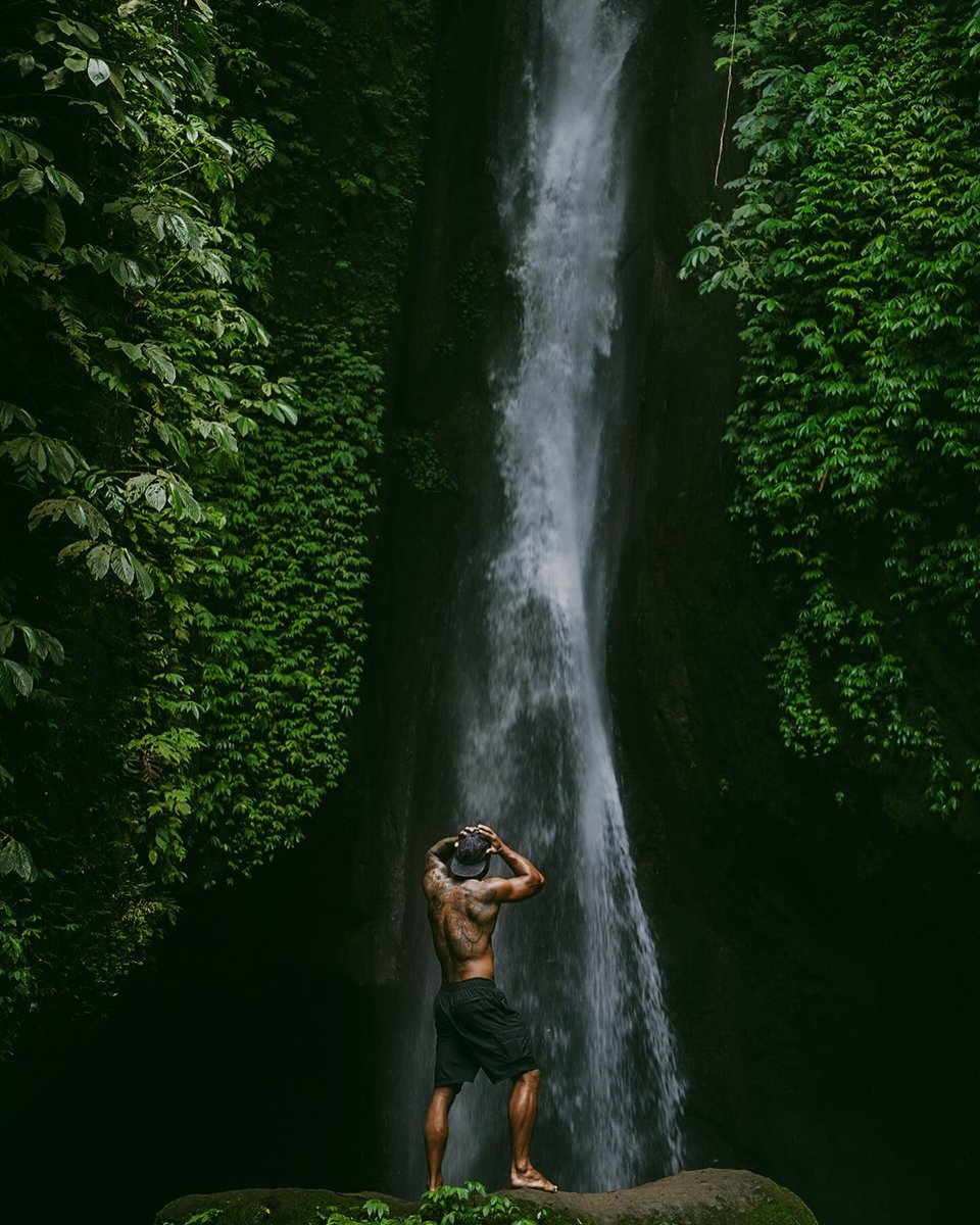 MagalyBackbone's tweet photo. It’s our anniversary, LekeLeke, so I made a poem. The EgoFall

“We’ve met again. I still recall it: the scent, the breeze, the void, the immense beauty. The simple thing: breathe in, breathe out. All of this vanishes in the eyes of an ordinary https://t.co/Dqj8dqcywS