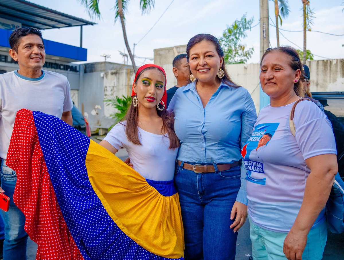 diegoarangbk's tweet photo. Que buena vibra se siente cuando caminas junto al pueblo, Sofía Espín @SofiaEspinRC. Los ciudadanos honestos estamos contigo. 
Cc @MashiRafael @RC5Oficial #YoConFio #GuayasVencerá #Guayaquil https://t.co/c9yC7wa2dp