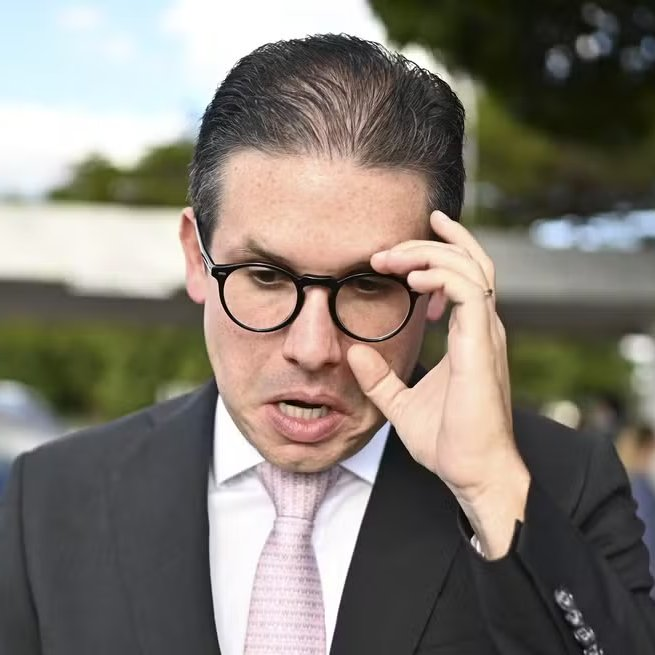 republiqueBRA's tweet photo. 🚨🤝🏻 EITA! Dados extraídos pela PF do celular de Daniel Vorcaro revelam que o banqueiro se definia como “o número 1” do presidente da Câmara, Hugo Motta, além de se referir ao parlamentar como “irmão”. https://t.co/0QAjgQeGRf