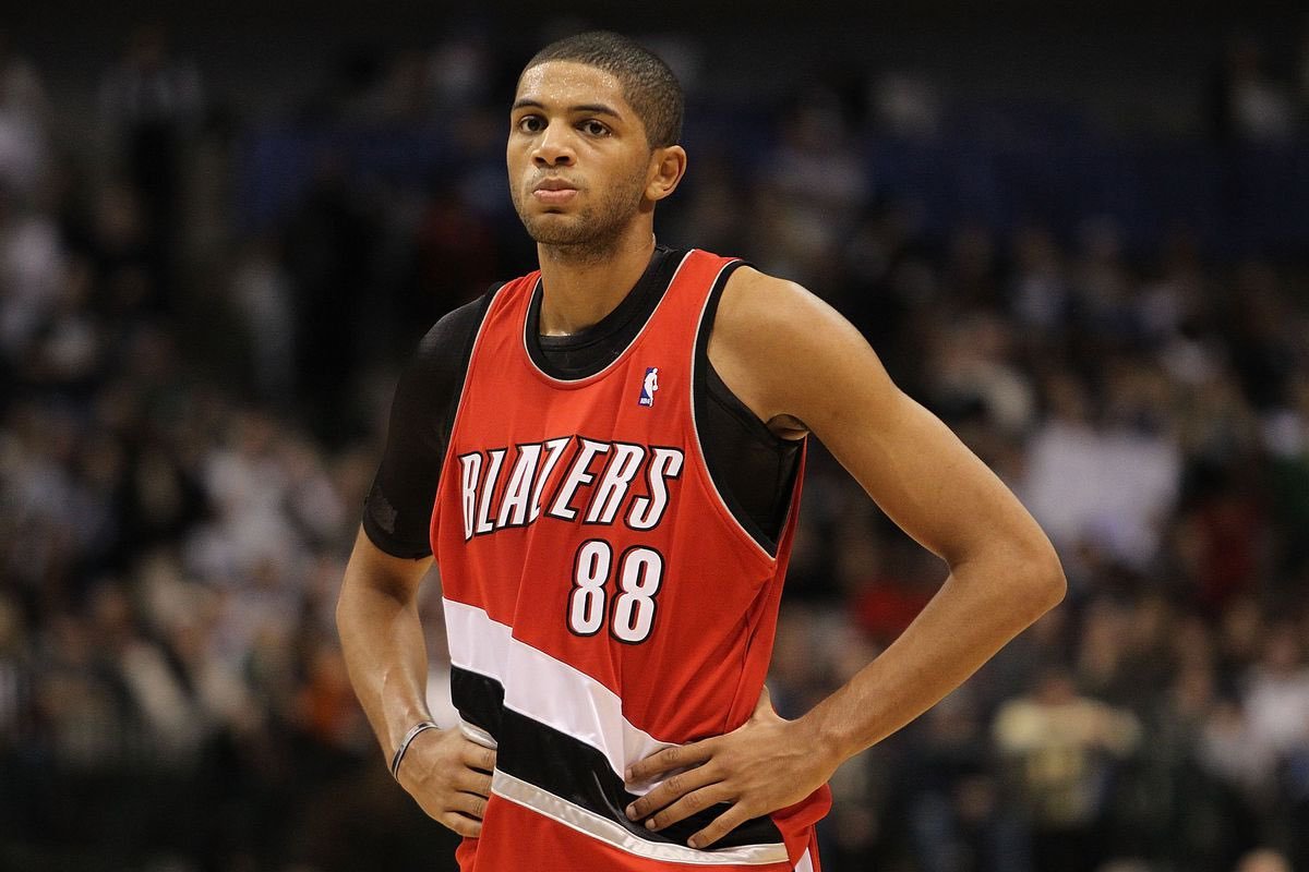 TrashTalk_fr's tweet photo. Nicolas Batum en NBA c'est :

- 18 saisons
- 11553 points
- 5656 rebonds
- 3612 passes décisives

Un jeune 3&amp;D polyvalent à Portland, des hauts puis des très bas à Charlotte avant un rebond en tant que vétéran exemplaire à Los Angeles et Philadelphie ! 🙌👏 https://t.co/oWmIyYP9NU