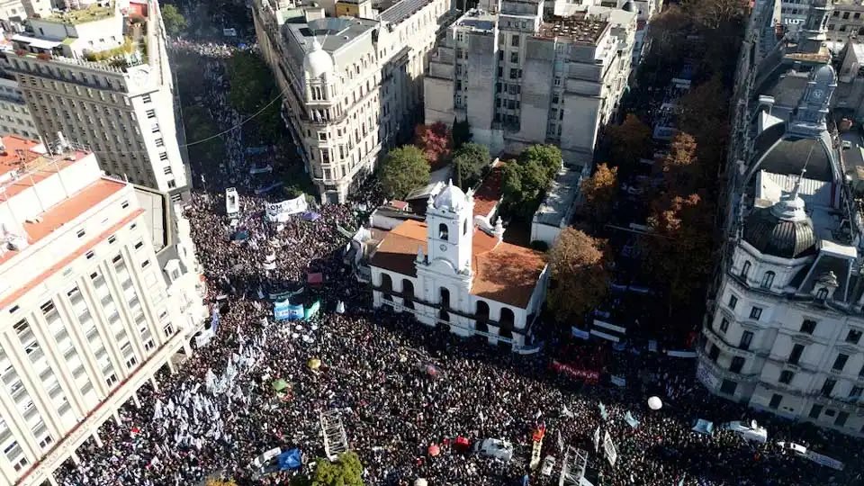 JuanCuzzolino's tweet photo. Hablan de “nostalgia” los que se emocionan por mover 15 lucas de gente con aparato , mientras CFK encabeza todas las encuestas y movilizó toda esta gente para escuchar un audio de WhatsApp. 

El palo va a ser monumental, por más que le prendan velas todos los días al poder judicial