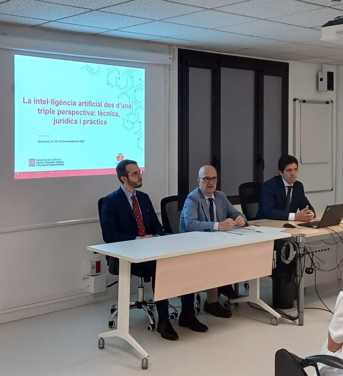 cejfe's tweet photo. 📌Inauguració del curs 'La intel·ligència artificial des d'una triple perspectiva: tècnica, jurídica i pràctica', dirigit a jutges/esses i magistrats/ades.

⚖️Una formació que incideix en l'ús ètic i responsable de les eines d'IA i prioritza les aplicacions pràctiques. https://t.co/MeLgcmJEiX