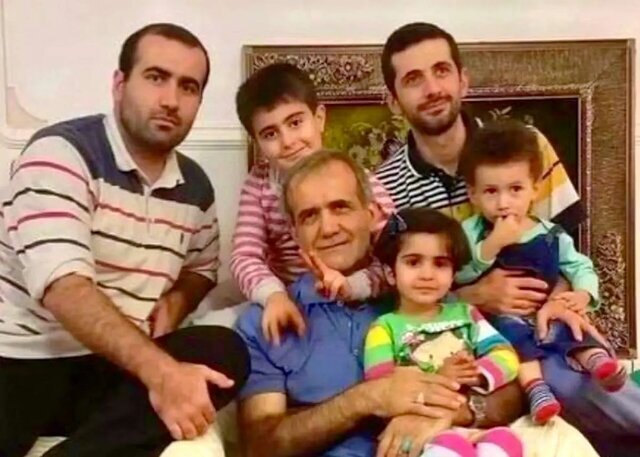 nadersarafraz's tweet photo. با بازگشایی مدارس در ایران  حتی فرزندان رئیس جمهور و نوه هایش حق آموزش به #زبان_مادری رو ندارند .

With the reopening of schools in Iran, even the children of the president and his grandchildren do not have the right to teach in the #mother_language. https://t.co/n48rNiSWWH
