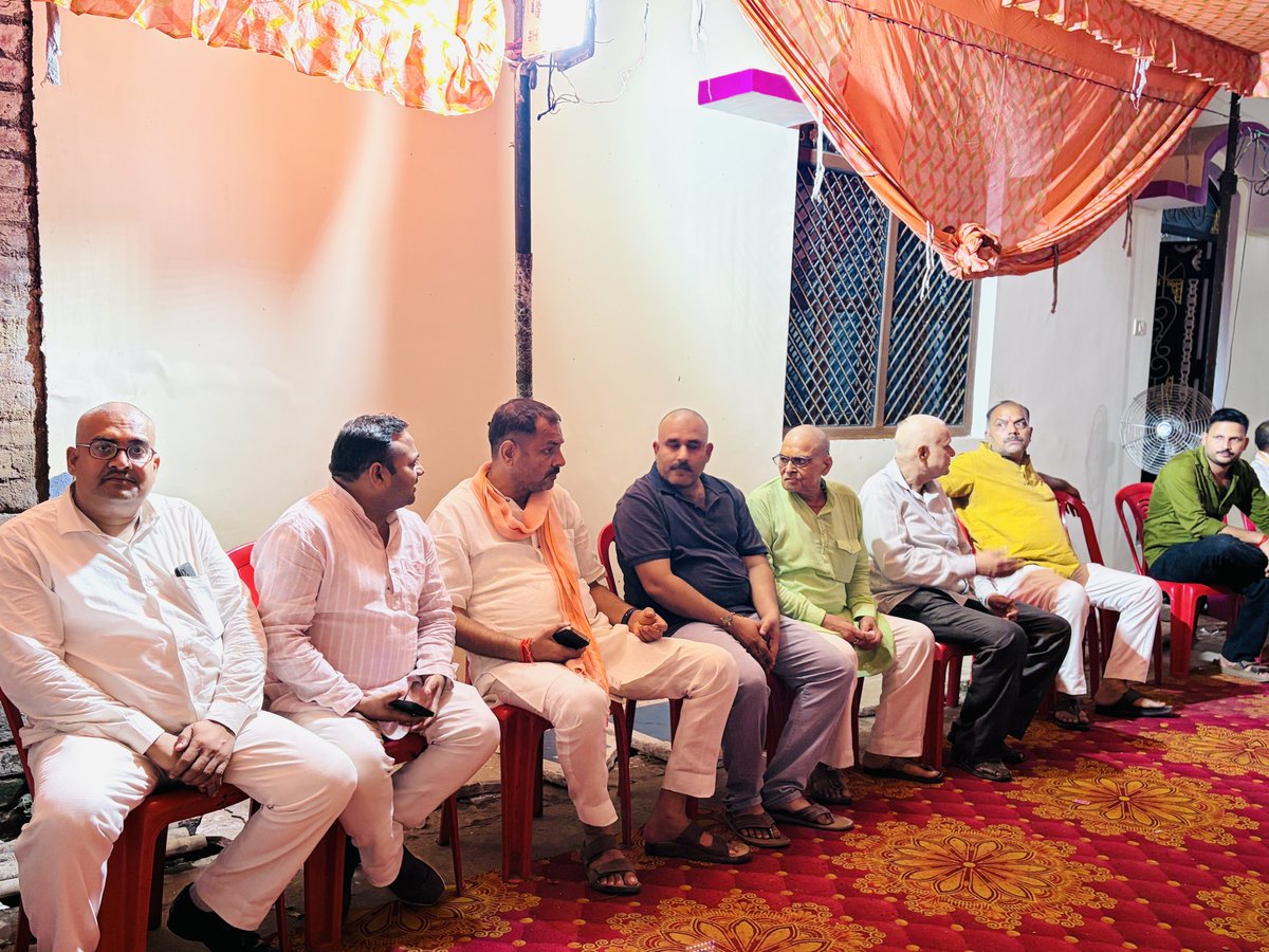 prakashbjp_'s tweet photo. #मित्रों_जय_सियाराम 🙏💐...

आज बाँदा नगर के बंगालीपुरा में श्री पन्नालाल तिवारी जी की धर्मपत्नी के त्रयोदशी कार्यक्रम में पहुँचकर पुष्पांजलि अर्पित कर परिवारजनों से भेंटकर शोक सवेंदना व्यक्त की...

ईश्वर पुण्यात्मा को अपने श्री चरणों में स्थान दे|

ॐ शांति!! https://t.co/29881jfVS7