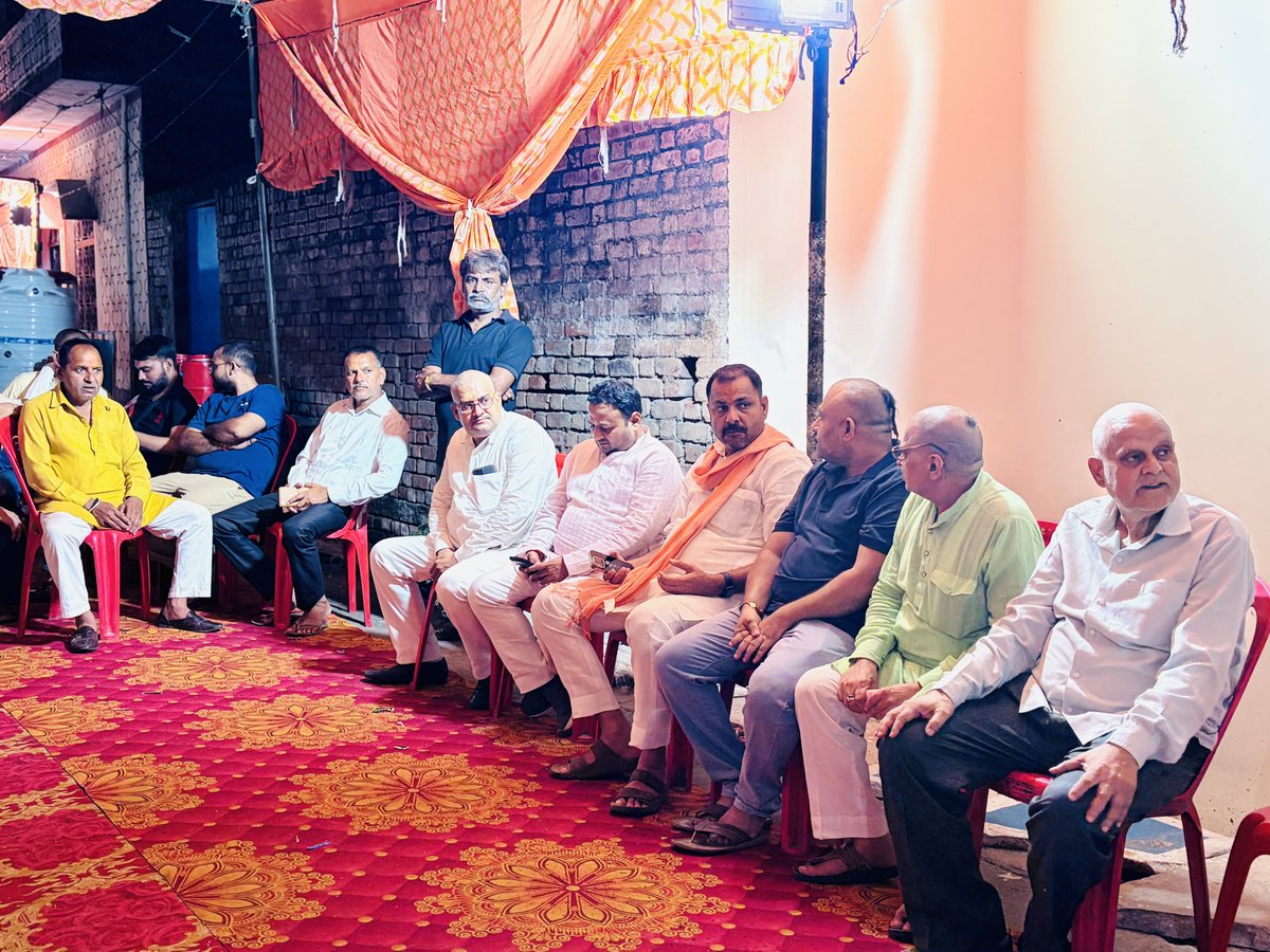 prakashbjp_'s tweet photo. #मित्रों_जय_सियाराम 🙏💐...

आज बाँदा नगर के बंगालीपुरा में श्री पन्नालाल तिवारी जी की धर्मपत्नी के त्रयोदशी कार्यक्रम में पहुँचकर पुष्पांजलि अर्पित कर परिवारजनों से भेंटकर शोक सवेंदना व्यक्त की...

ईश्वर पुण्यात्मा को अपने श्री चरणों में स्थान दे|

ॐ शांति!! https://t.co/29881jfVS7