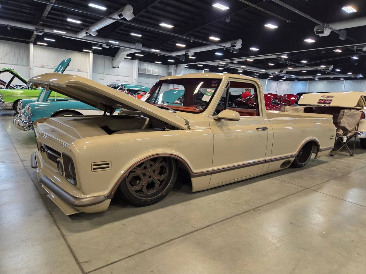 VerleneRasae1's tweet photo. Winner of the Triple Crown of Rodding Truck of the Year, 1972 &amp; Older: Kevin &amp; Wendy Flondor of Mokena, Illinois, with their ’68 Chevy C-10, built by Bump &amp; Grind Autobody. https://t.co/NNZkdlaqMk
