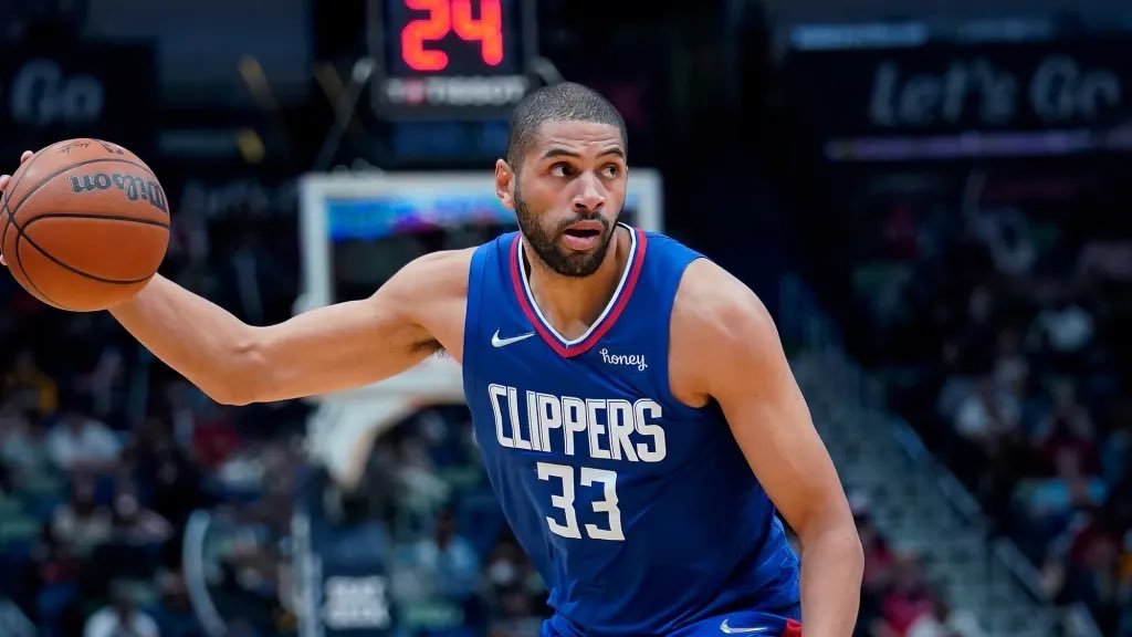 TrashTalk_fr's tweet photo. Jamais titré, jamais All-Star, jamais à 20 points de moyenne, mais ce n'est pas le plus important lorsqu'on parle de Nicolas Batum.

C'est un exemple de professionnalisme et de polyvalence qui a séduit tous ses coéquipiers et des entraîneurs très référencés.

Ses agents l'ont dit : "Nicolas Batum agent-libre, c'est 30 offres en NBA"

Il quitte la NBA respecté de tous avec des accomplissements exceptionnels ! 🏀
