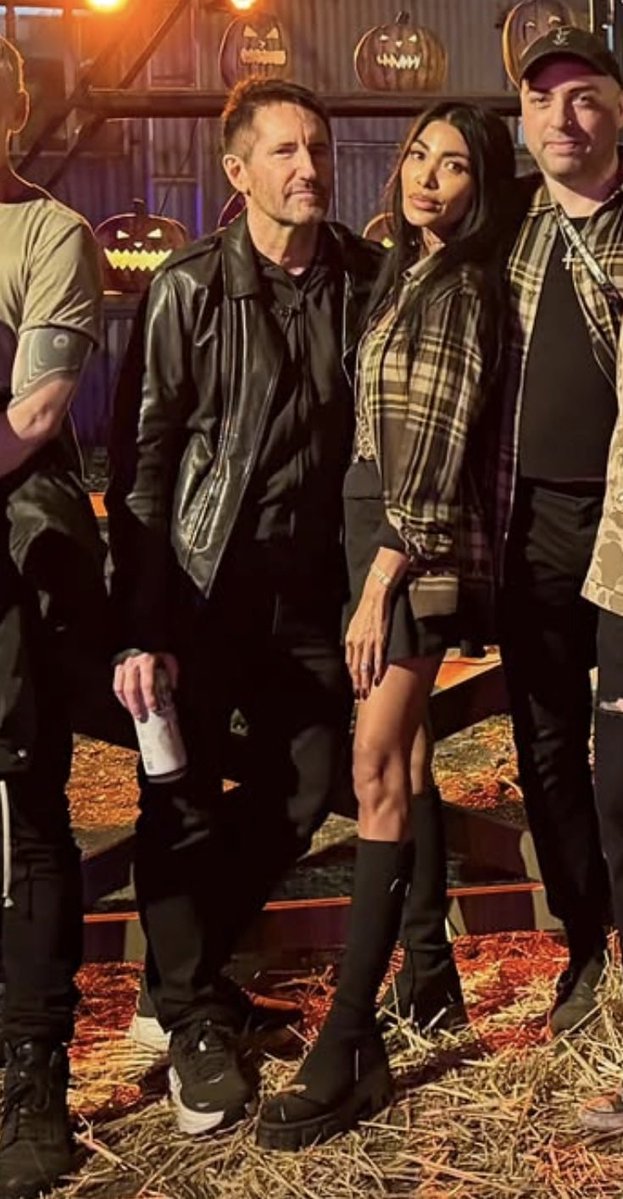 fragility99's tweet photo. whys he always posed so gay… https://t.co/BSaVVXY99v