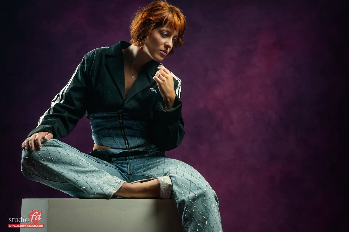 frankdoorhof's tweet photo. Same cube and background
#geekoto lantern (jeans) from the side vs the #rogue FrankDoorhof #flashbender (glitter)
Model : Claudia
Shot during our open house
https://t.co/RQYLjmw2jW
#iqwire #clickbackdrops #AQCOLOR #alphapro #borisfx #modelphotography #workshops https://t.co/ajuoEoCXgc