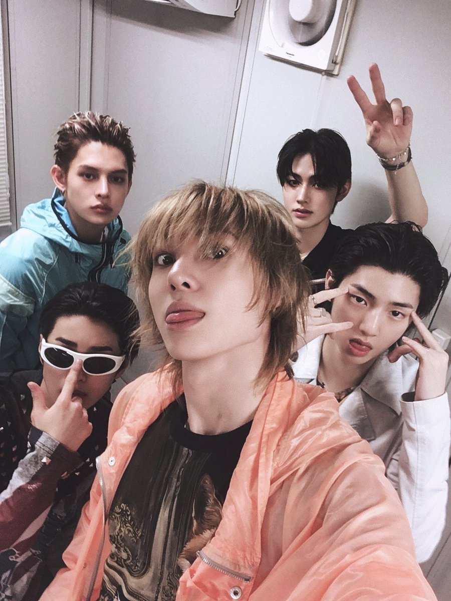 jjuhoonv's tweet photo. < 🎸% >  𝓓isebalik  tabir  panggung 
𝐉𝐀𝐏𝐀𝐍  𝐅𝐄𝐒𝐓𝐈𝐕𝐀𝐋,  mengabadikan
momen  bersama  sebelum  tampil. https://t.co/ATKAonW5QV
