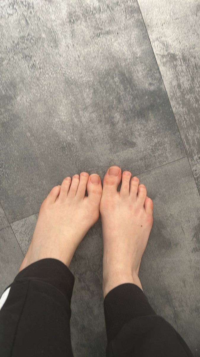 Eveaudb's tweet photo. Qui veut venir me lécher les pieds 🦶 
#feet #feetfetısh #soumis #moneyslave #feetdaddy https://t.co/kkJofcHzDu