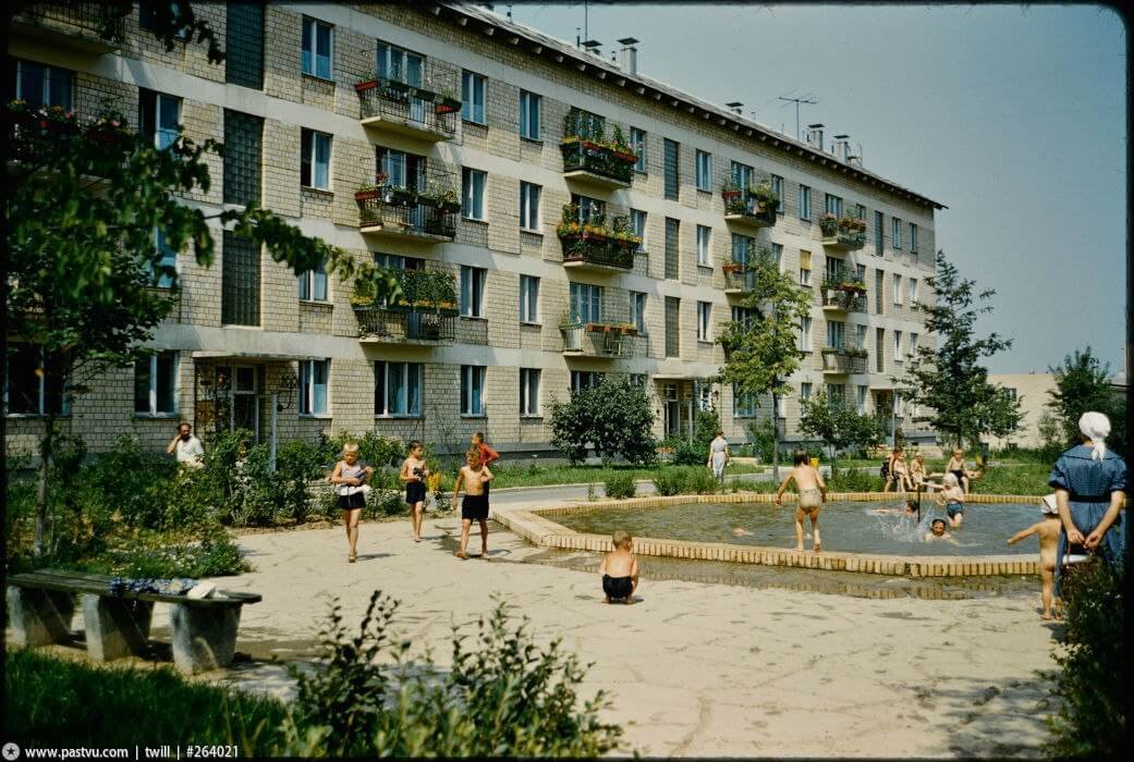 lucaslhbl's tweet photo. O urbanismo soviético dá uma pisa nesses campos de concentração que são os habitacionais do Minha Casa Minha Vida, e que são criticados por muitos arquitetos e urbanistas. Infelizmente, no Brasil, a concepção governista de moradia digna é um quadrado com um teto, geralmente num terreno barrento longe da vida da cidade. Uma concepção pequeno-burguesa das necessidades populares, é claro, que enxerga esta classe de pobres como uma classe que deve aceitar qualquer coisa, pois qualquer coisa é lucro.