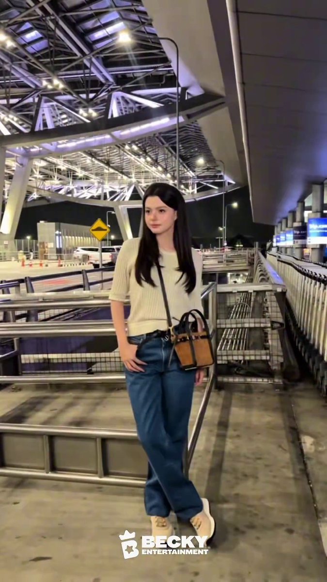 beckyfanclub05's tweet photo. แบรนด์แอมบาสเดอร์คนสวยกับสไตล์ TOD'S ในแบบของตัวเอง 🤎✨

REBECCA FLY TO MFW
#BeckyxMFWTodsSS27 
#Tods #TodsSS27 
#beckysangels #BeckyArmstrong 
#MilanFashionWeek https://t.co/wkKAjNnMAB