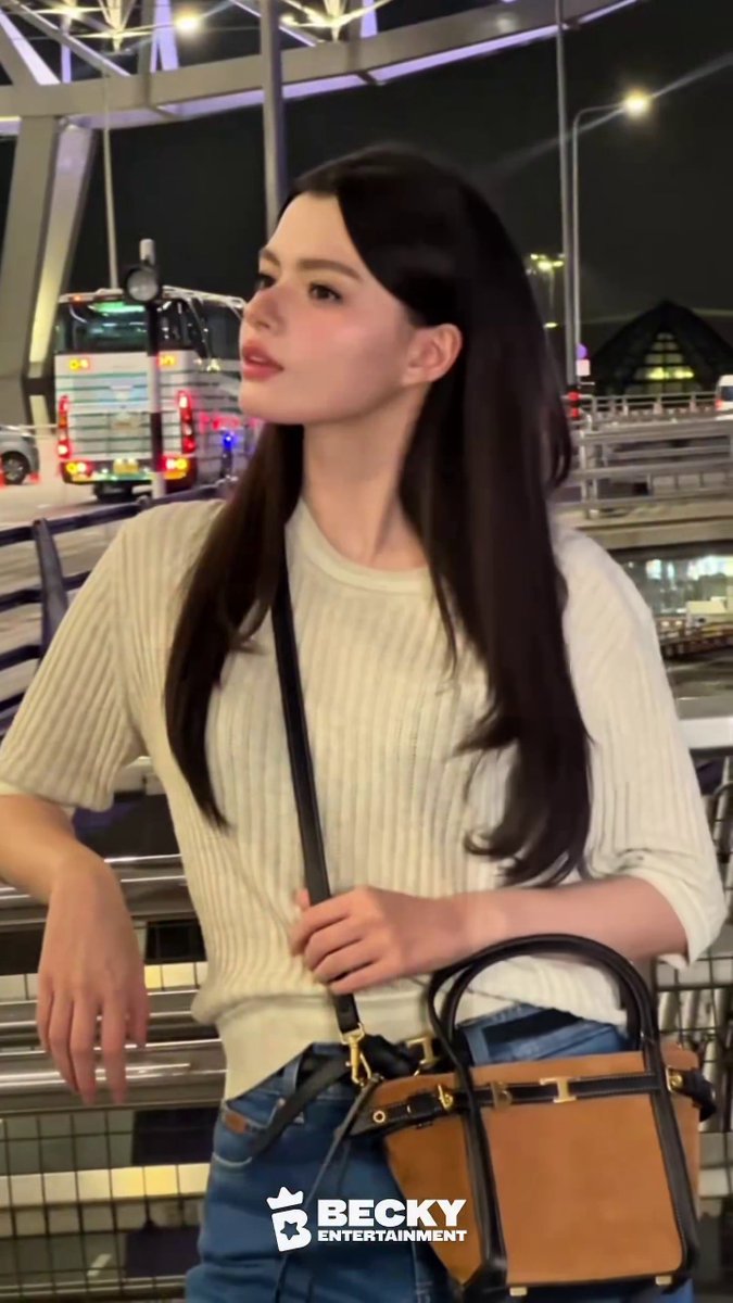 beckyfanclub05's tweet photo. แบรนด์แอมบาสเดอร์คนสวยกับสไตล์ TOD'S ในแบบของตัวเอง 🤎✨

REBECCA FLY TO MFW
#BeckyxMFWTodsSS27 
#Tods #TodsSS27 
#beckysangels #BeckyArmstrong 
#MilanFashionWeek https://t.co/wkKAjNnMAB