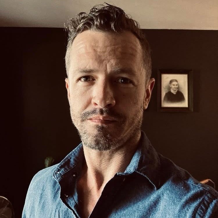 AJOpperman's tweet photo. Die akteur Gustav Gerdener verjaar vandag.
Hy het aan Grey Kollege in Bloemfontein gematrikuleer en aan die Universiteit van die Vrystaat ‘n BA-graad in drama verwerf en die Elza Krantz-medalje ontvang.
As student het hy in die sepie Egoli: Plek van goud verskyn. https://t.co/wdQVlyrrgi