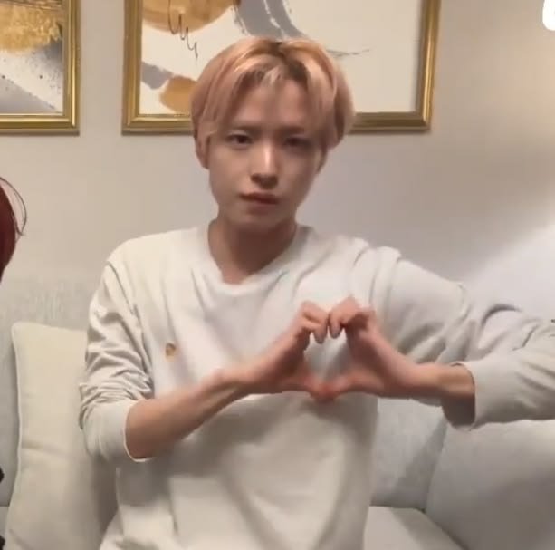 ronyux's tweet photo. 손하트 제대로 못하는 사람 좋네요 https://t.co/nAViJBZB9E