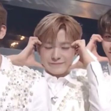 ronyux's tweet photo. 손하트 제대로 못하는 사람 좋네요 https://t.co/nAViJBZB9E